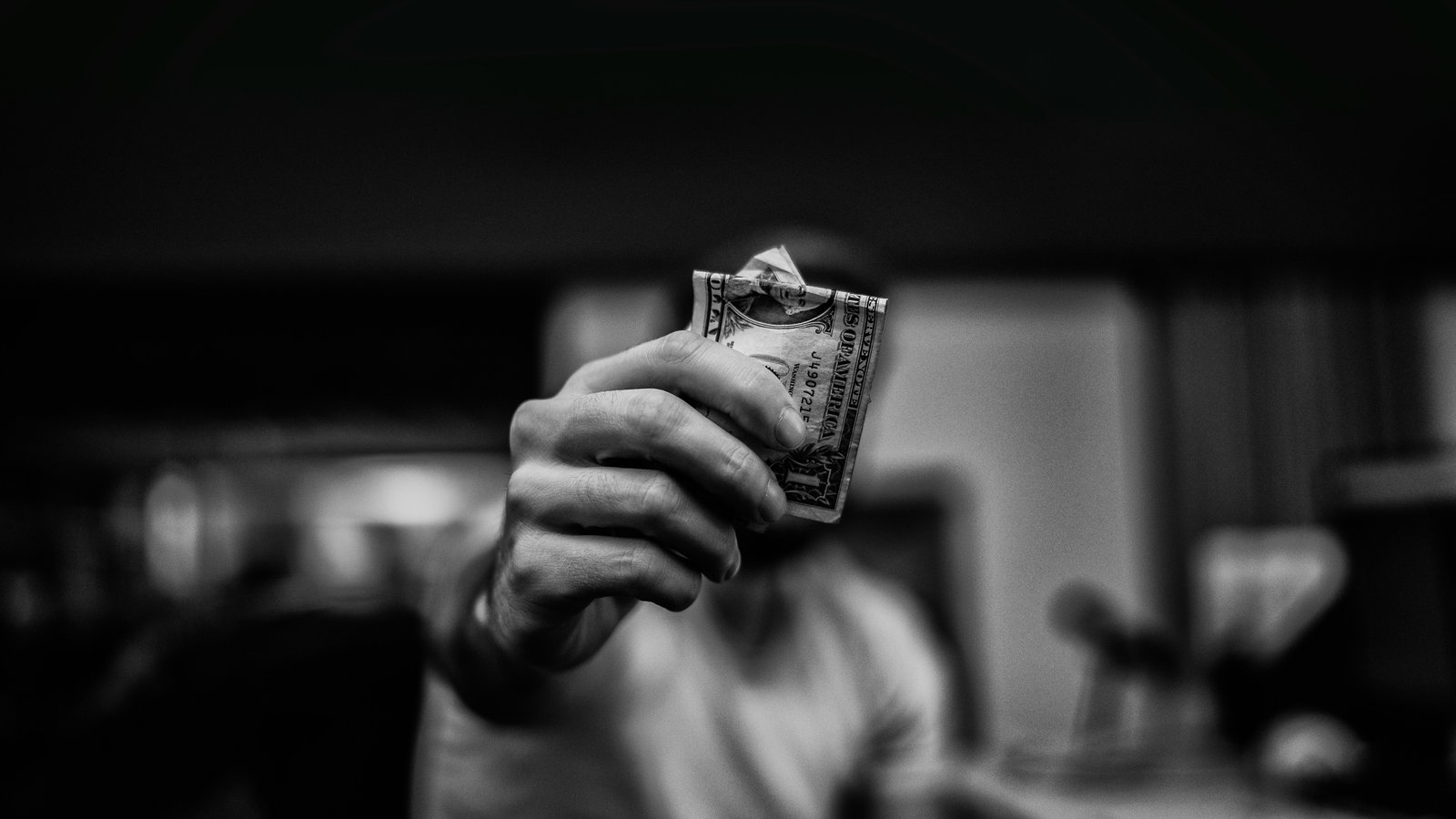 تحويلات مالية مشبوهة تفضح قنوات غسل أموال عبر حسابات مسنين